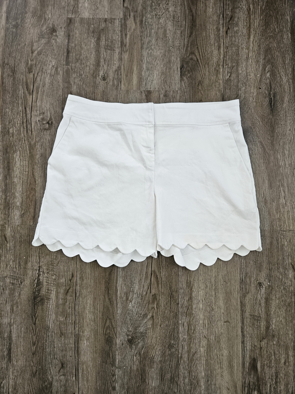 Isaac Mizrahi White Scalloped Hem High Waist Shorts